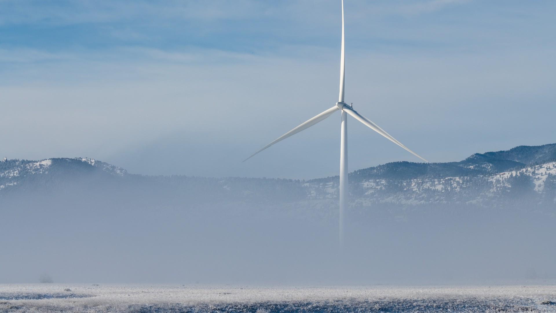 An ice detection system ensures safety when operating wind turbines.