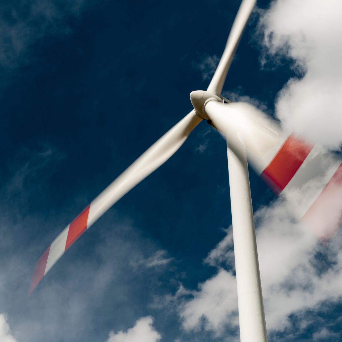 Continuous blade monitoring for wind farms