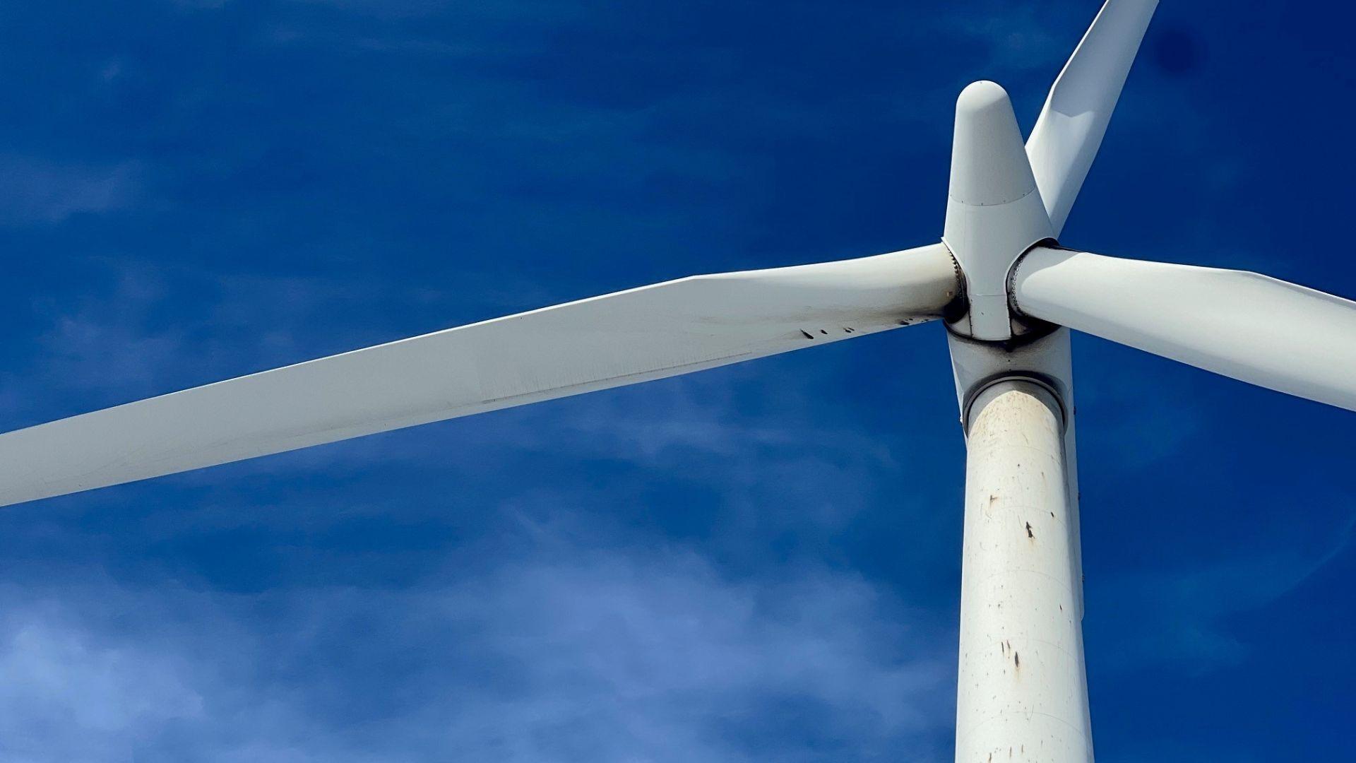 Detectiong blade failures in wind turbines