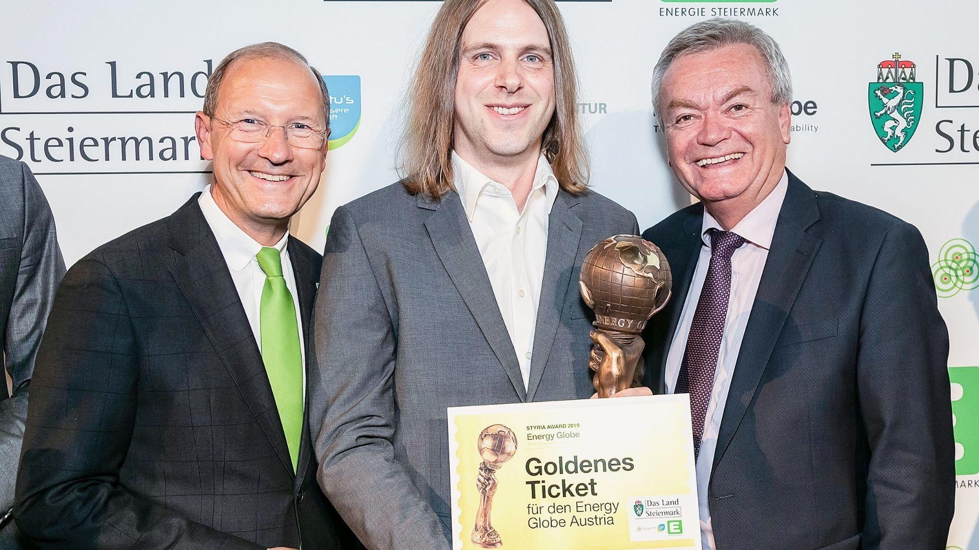 Werner Krug, free of charge if cited; Mag. (FH) Urs Harnik-Lauris von der Energie Steiermark (l.), DI Dr. Michael Moser von eologix (m.), LR Anton Lang (r.).