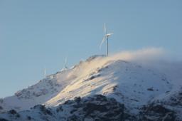 Windräder auf einem verschneitem Berg