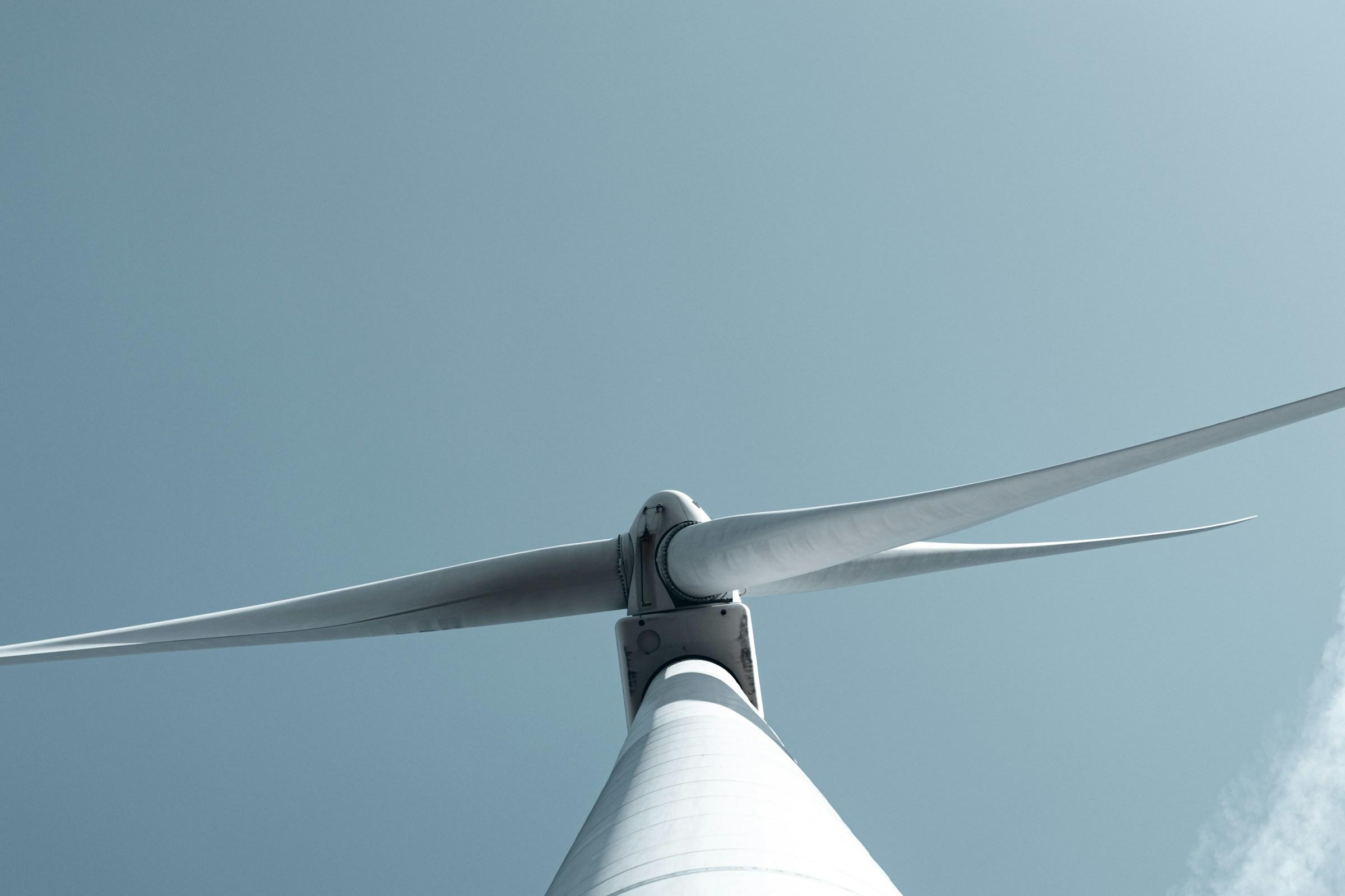 Rotor blade of a wind turbine against a clear blue sky